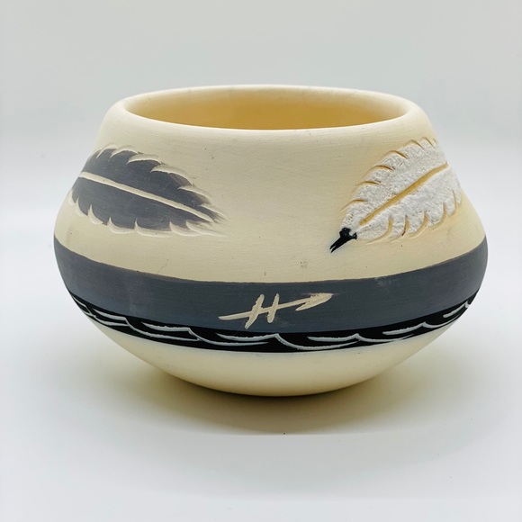 Native American Little Grey Pottery Father Vase - Picture 6 of 13